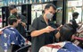 Người Hà Nội xếp hàng chờ cắt tóc: đợi 30 phút không là gì so với đã đợi 2 tháng