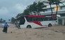Khoảnh khắc xe khách tông bể rào chắn khách sạn, lao xuống bãi biển ở Phú Quốc