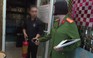 Nhân viên quán karaoke ở TP.HCM lóng ngóng khi bị kiểm tra thao tác chữa cháy