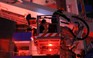 Dùng xe thang cứu 11 người kẹt trên tầng 8 khách sạn phát cháy ở Sài Gòn