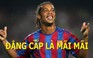 Ronaldinho trổ tài chơi bóng cực đỉnh ở hồ bơi