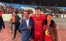 Đoàn Văn Hậu hạnh phúc bên bố mẹ sau khi vô địch AFF Cup