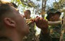 Lính Mỹ khổ luyện với rắn hổ mang tại Thái Lan