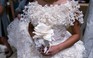 10.000 USD cho chiếc váy cưới bằng giấy vệ sinh