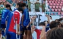 Mặc chấn thương, cầu thủ nữ Thái Lan cầm nạng ăn mừng với fan Việt Nam