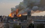 Nhà thờ Đức Bà Paris được cứu sau khi chóp, mái vòm bị thiêu rụi