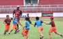 Sol Campbell hướng dẫn trẻ em Việt Nam chơi bóng