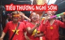 Các chị các cô tiểu thương nghỉ sớm thổi kèn, gõ trống cổ vũ U.23 Việt Nam