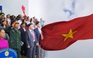 Hàng ngàn người chào cờ đầu năm 2020 ở cực Đông mũi Điện