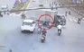 Ớn lạnh cảnh người đàn ông tông xe máy vào xe tải giữa ngã tư