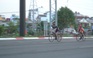 Vô tư đạp xe tập thể dục trong làn ô tô trên đại lộ Phạm Văn Đồng