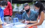 Người nước ngoài đến lấy mẫu xét nghiệm Covid-19 ở “khu nhà giàu” Thảo Điền