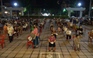 Người dân trung tâm Hà Nội gần nửa đêm vẫn chờ tiêm vắc xin Covid-19
