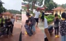 Phẫn nộ cảnh nữ sinh cấp 2 bị tát, bắt quỳ xin lỗi giữa sân trường