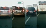 Cận cảnh nhiều ô tô chạy vào làn dừng khẩn cấp trên cao tốc, cản trở xe cấp cứu