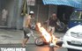 [VIDEO] Xe máy đang chạy trên đường bỗng bốc cháy dữ dội