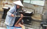 Thản nhiên chèo ghe chích điện bắt cá ở... Sài Gòn