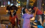 Chú chó 'giới tính nam' thích mặc đồ nữ theo chủ nhặt ve chai khắp Sài Gòn