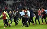 Ligue 1: CĐV tràn xuống sân hành hung cầu thủ