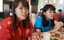 Đội tuyển nữ Việt Nam làm quen với ẩm thực Tây Á