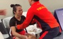 VIDEO HOT - Vương Thị Huyền tưởng nhớ cha, bật khóc ngay khi giành HCV cử tạ