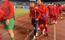 Xúc động nhìn Lê Văn Xuân chống nạng chúc mừng U.23 Việt Nam giành HCV SEA Games