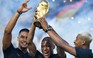 Mbappe nâng cao Cúp vàng thế giới trong màu áo…PSG