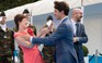 Thủ tướng Trudeau 'lơ' thủ tướng Bỉ để ôm hôn ‘vợ người ta’