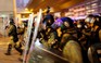 Hồng Kông lại rực lửa, ngập hơi cay vì biểu tình