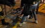 Bạo lực Hồng Kông: người biểu tình đánh người phản đối