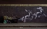 'Tuần lộc bay' của Banksy kéo theo giấc mơ đêm Giáng Sinh của người vô gia cư