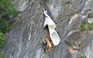 Giải cứu người nhảy dù bị mắc kẹt, lơ lửng nhiều giờ trên vách núi Thái Lan