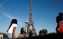 Tháp Eiffel tái mở cửa sau 3 tháng phong tỏa, du khách chịu khó đi thang bộ
