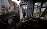 Người dân Ukraine bàng hoàng trước cảnh nhà cửa bị phá hủy