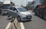 Hyundai Grand i10 vắt vẻo trên dải phân cách sau tai nạn