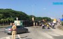 Lật xe chở hàng chục tấn trái cây trên cầu vượt Hoà Cầm