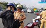 Người chạy xe máy lao bạt mạng vào làn ô tô trên đại lộ Phạm Văn Đồng