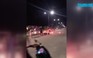 Tai nạn cực hy hữu: Đèn lồng trên trời rơi xuống gây cháy xe máy