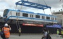 Cận cảnh bốc dỡ đoàn tàu đầu tiên tuyến Metro số 1 cập cảng ở TP.HCM