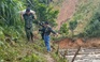 Gian nan băng rừng, lội suối cõng hàng cho 3.000 người dân kêu cứu vì sạt lở