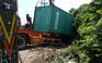 Container tông dải phân cách trên quốc lộ 22 gây kẹt xe hơn 8 tiếng đồng hồ
