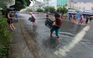 Mưa lớn cả ngày, cá tràn mặt đường, người dân Đà Nẵng đổ xô bắt cá giữa phố