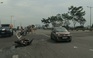 Mô tô phân khối lớn đâm biến dạng đuôi ô tô trên đại lộ Phạm Văn Đồng