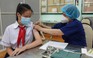 Ông Dương Anh Đức kiểm tra tiêm vắc xin trẻ em từ 5 đến dưới 12 tuổi