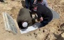 Người đào mộ ở Gaza: Covid-19 còn kinh khủng hơn chiến tranh
