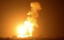 Vụ nổ lớn sáng rực màn đêm khi chiến đấu cơ Israel không kích Gaza