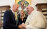 Tổng thống Biden và Giáo hoàng Francis cười đùa, tặng quà cho nhau