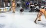 [VIDEO] Công an dầm mưa dọn sơn đổ ra đường giúp dân