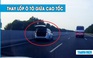 ‘Thất kinh’ tài xế ngang nhiên thay lốp xe trên cao tốc