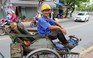 Ông già 76 tuổi đạp xích lô ở Sài Gòn nuôi mẹ già 102 tuổi